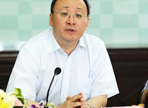 卫生部副部长尹力一行莅临自治区疾控中心调研