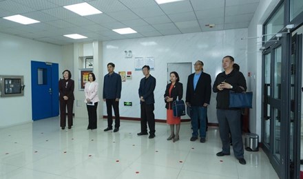 自治区政协党组成员、副主席许咸宜一行赴自治区疾控中心调研