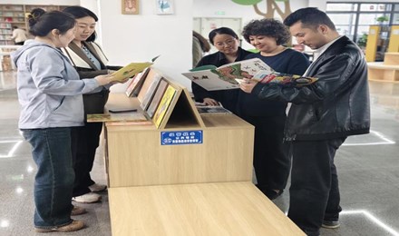 自治区疾控中心免规所党支部前往乌鲁木齐市图书馆开展“学思践悟新思想 书香浸润守初心”主题党日活动